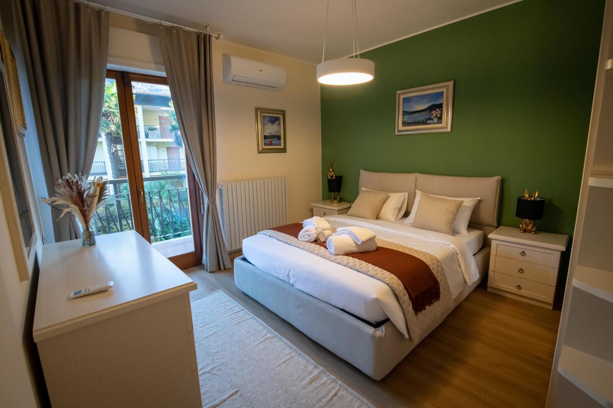 Residenza Lago Sereno Porto Ceresio Eksteriør billede